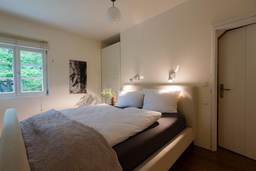 Das gemütliche Schlafzimmer mit einem großen Boxspringbett im Souterrain des Ferienhaus im Wald bei Gemünd.