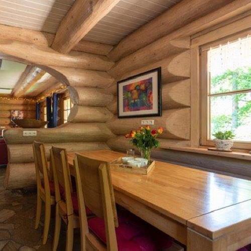 Ein Ferienhaus von Eifelurlaub von Innen, bei dem man sehr schön die Bauweise als Blockhaus sieht.