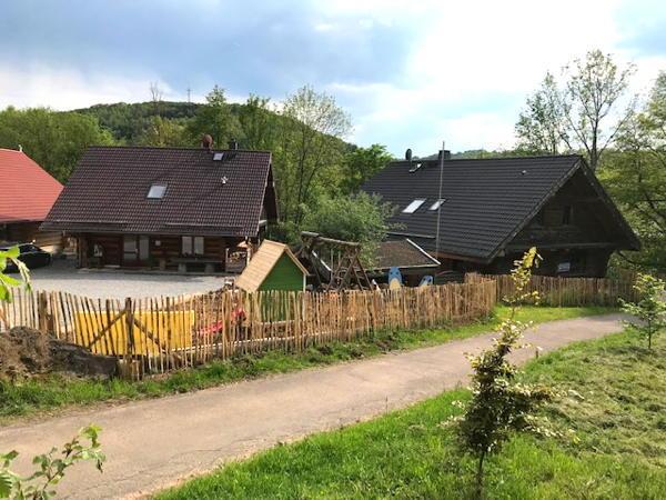 Die Ferienhäuser auf der Katahrinenwiese in Gemünd in der Eifel schauen aus wie ein kleines altes Dorf.